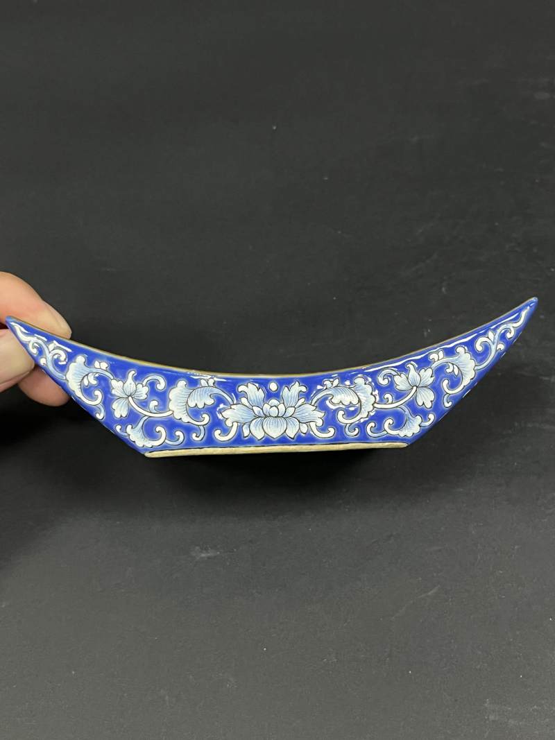 清嘉庆 蓝地洋彩缠枝莲纹茶船八只 - 图27