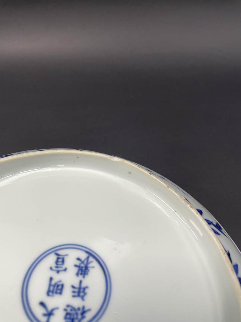 清康熙 仿宣德青花缠枝灵芝开光岁寒三友图大盘 - 图14