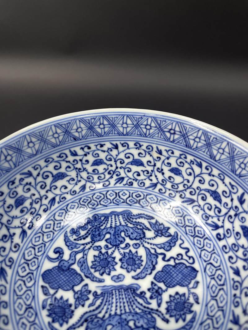 清嘉庆 仿明青花内荷塘图外缠枝苜蓿花卉纹碗 - 图9