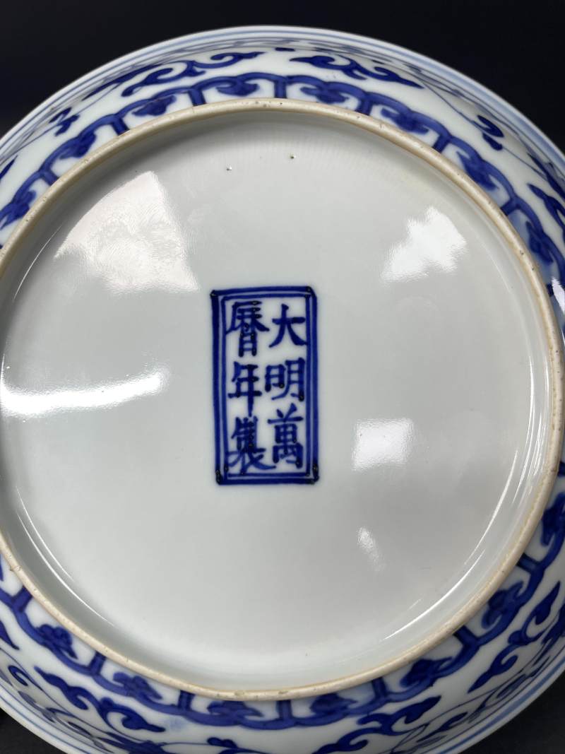 明万历 青花内岁寒三友图外缠枝莲纹盘 - 图9