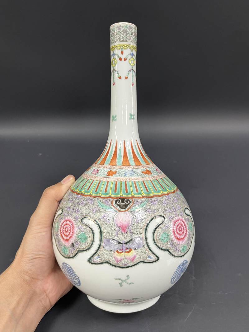 民国 仿康熙粉彩如意云头花蝶万寿纹胆瓶 - 图4