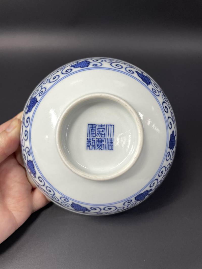 清嘉庆 仿明青花内荷塘图外缠枝苜蓿花卉纹碗 - 图10