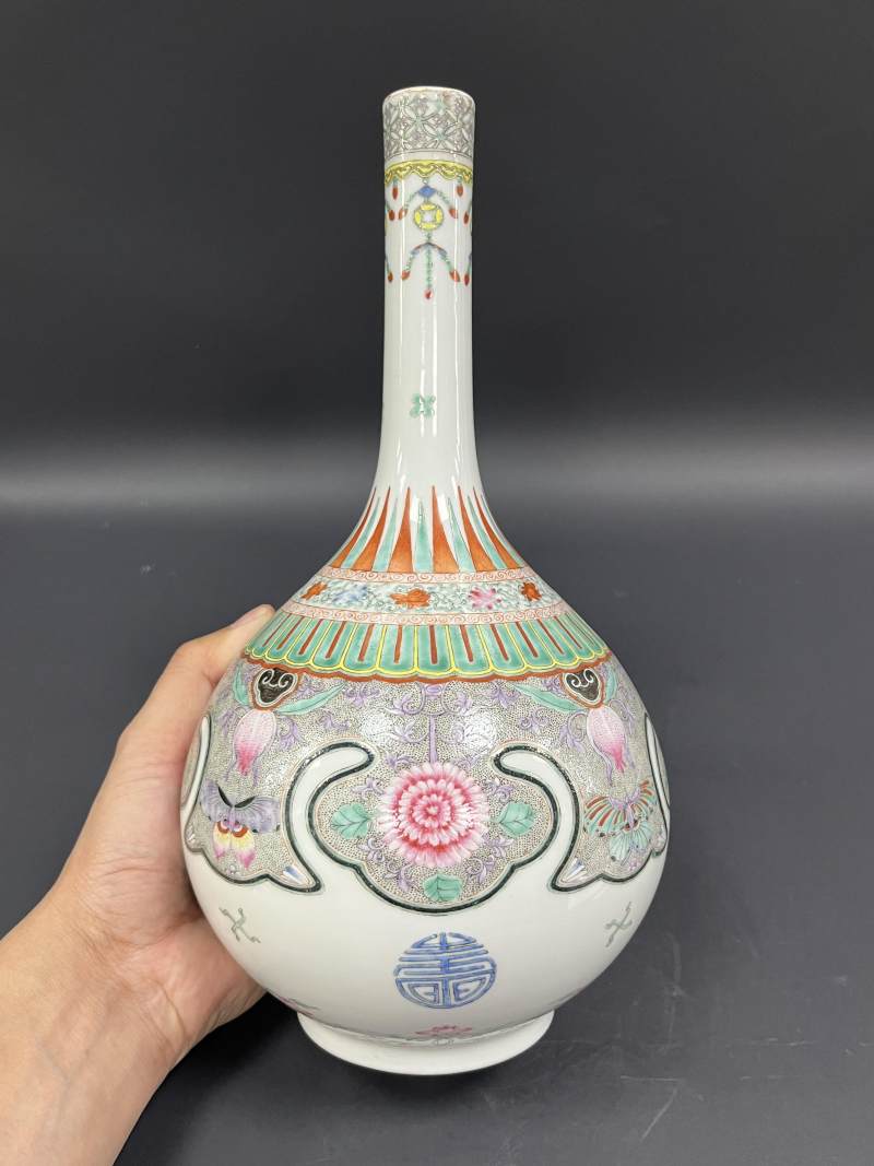 民国 仿康熙粉彩如意云头花蝶万寿纹胆瓶 - 图5