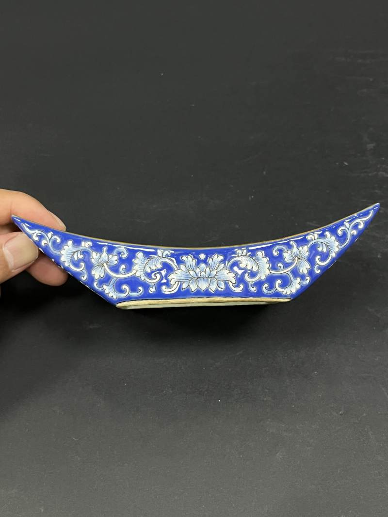 清嘉庆 蓝地洋彩缠枝莲纹茶船八只 - 图35