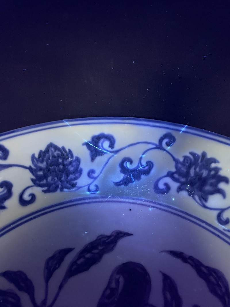 明宣德 青花缠枝花卉开光事事如意图大盘 - 图18