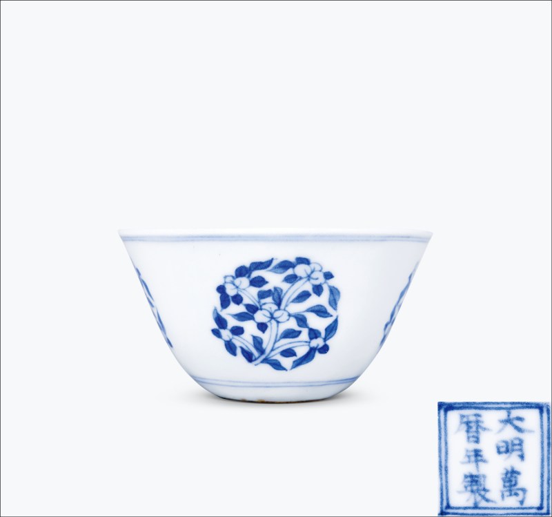清乾隆 仿万历青花团花纹卧足杯