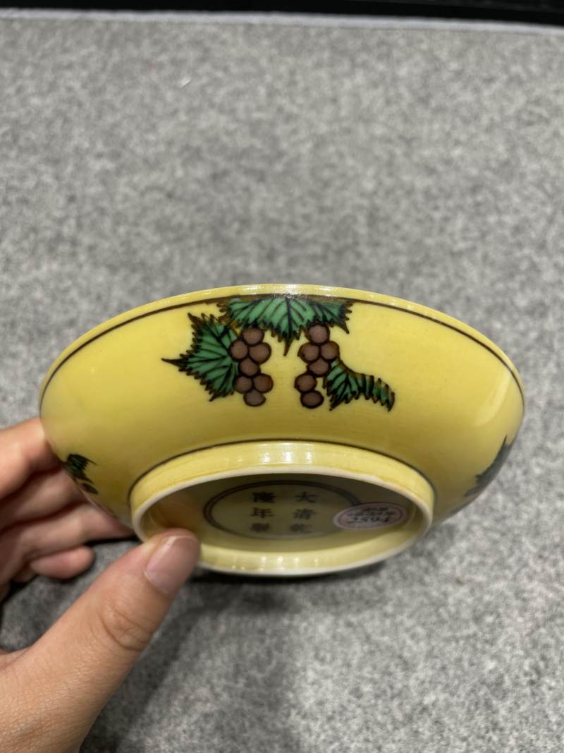 清乾隆 黄地素三彩云龙纹盘 - 图6