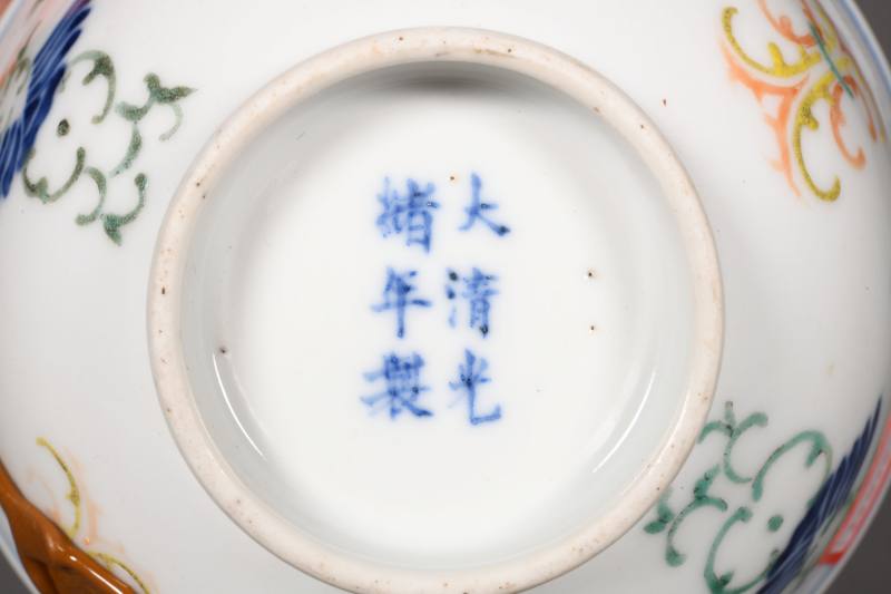 清晚期 青花五彩忍冬纹碗、缠枝莲纹小杯各一只 - 图3