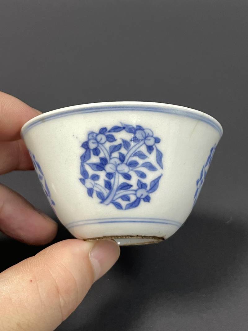 清乾隆 仿万历青花团花纹卧足杯 - 图2