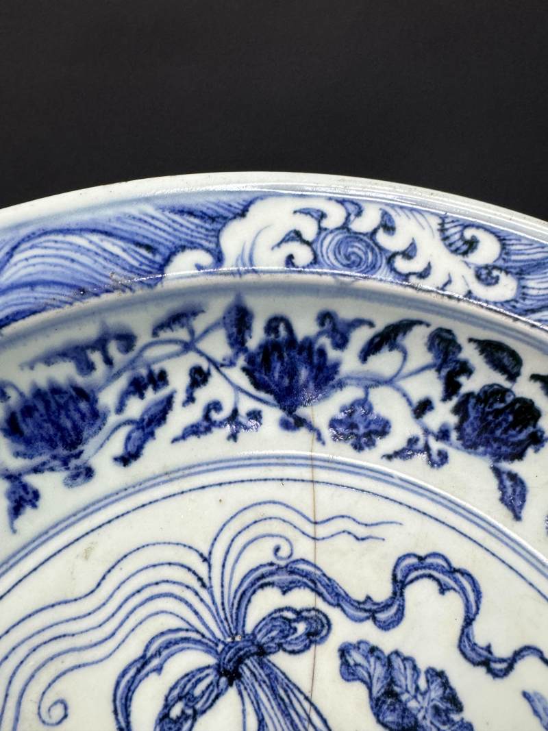 明永乐 青花一把莲纹折沿大盘 - 图9