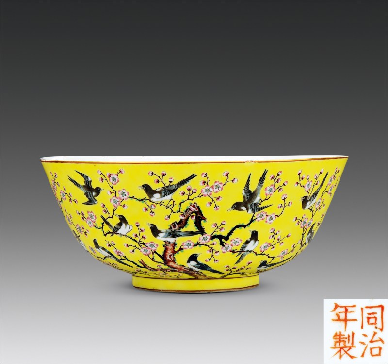 清同治 黄地粉彩喜鹊登梅图大碗