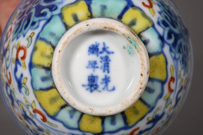 清晚期 青花五彩忍冬纹碗、缠枝莲纹小杯各一只 - 图4