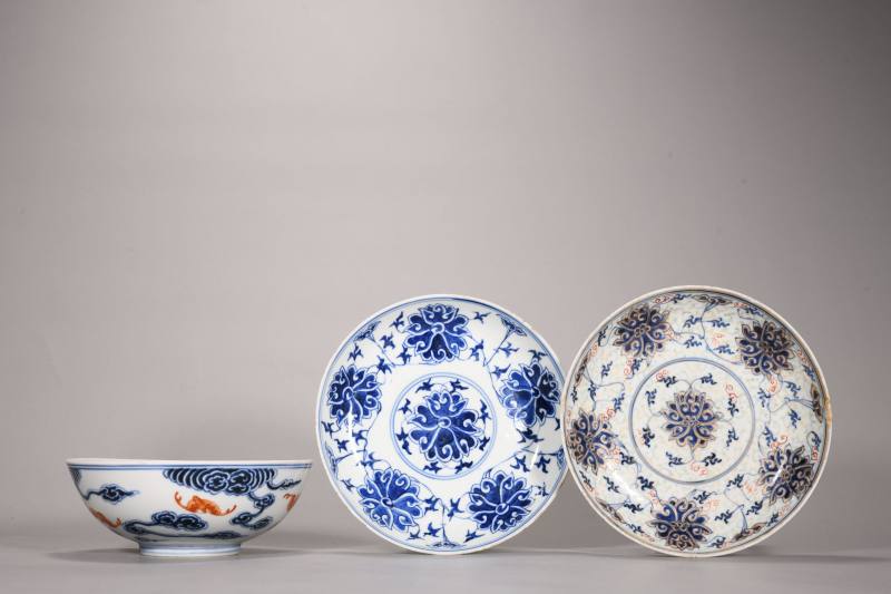 清晚期 青花矾红、青花加彩、青花碗、盘三只 - 图2