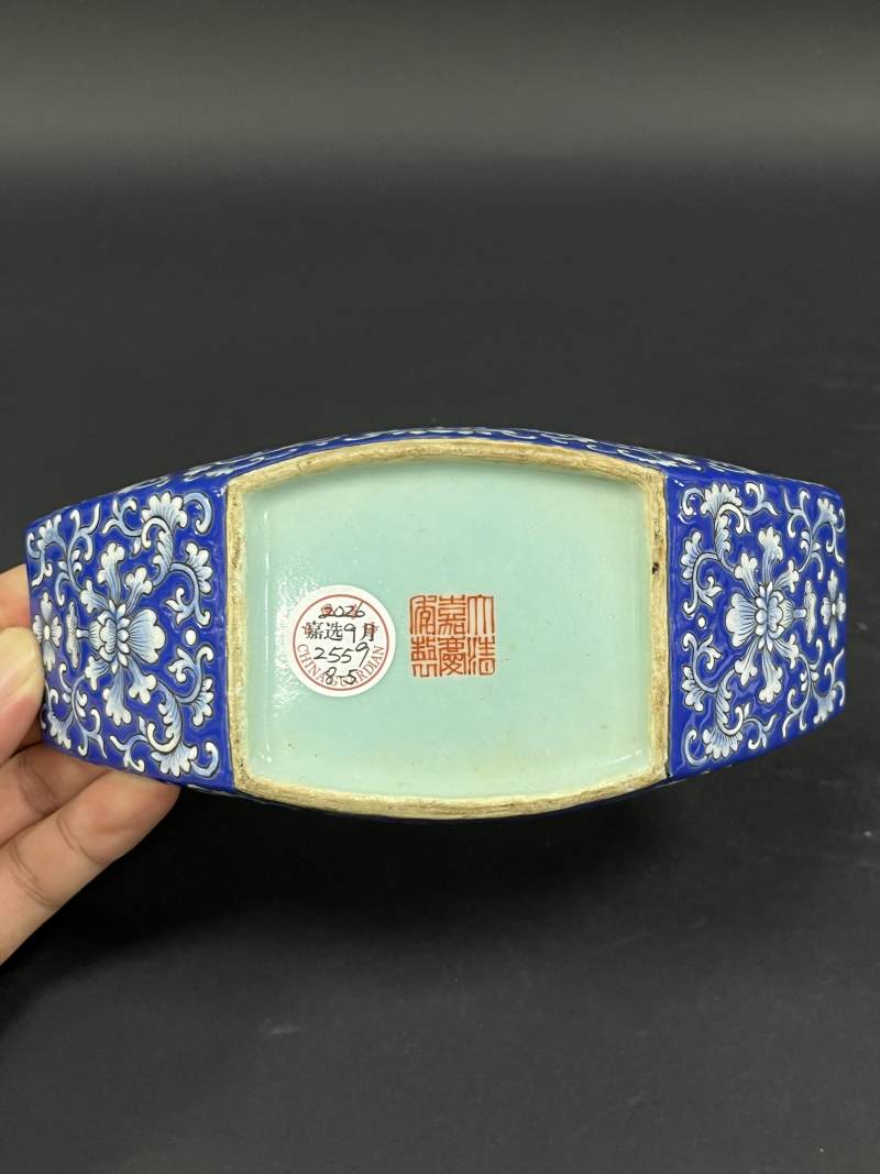 清嘉庆 蓝地洋彩缠枝莲纹茶船八只 - 图39