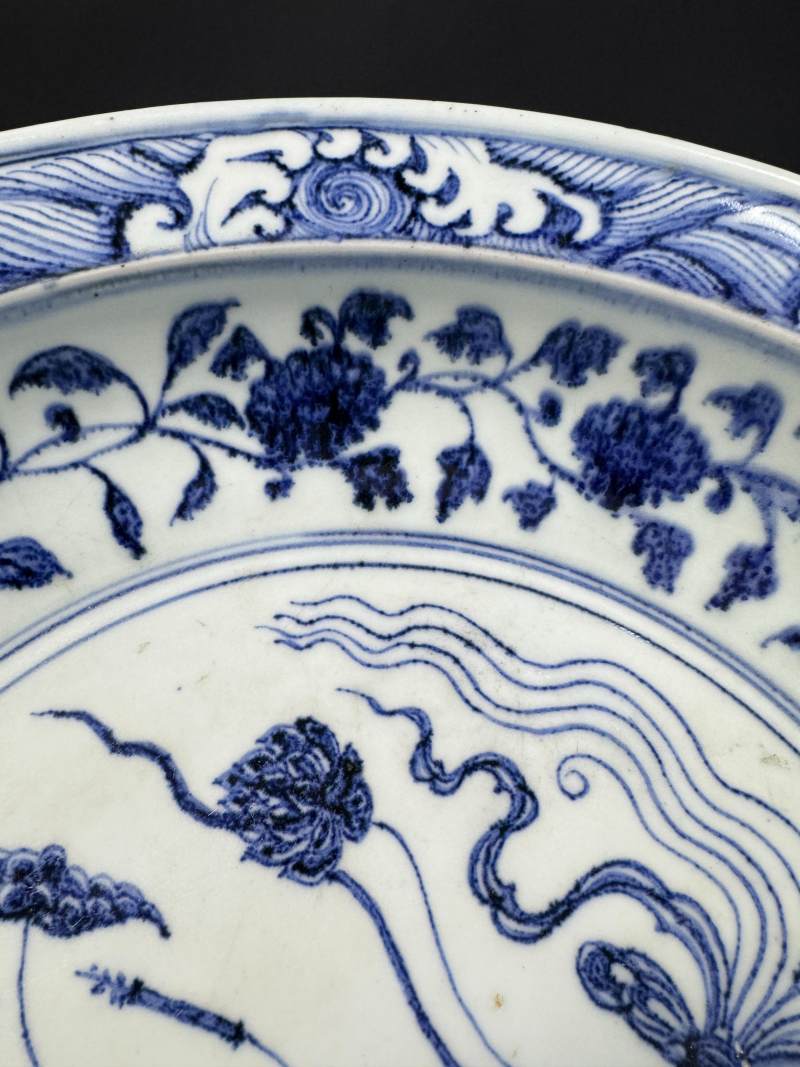 明永乐 青花一把莲纹折沿大盘 - 图10