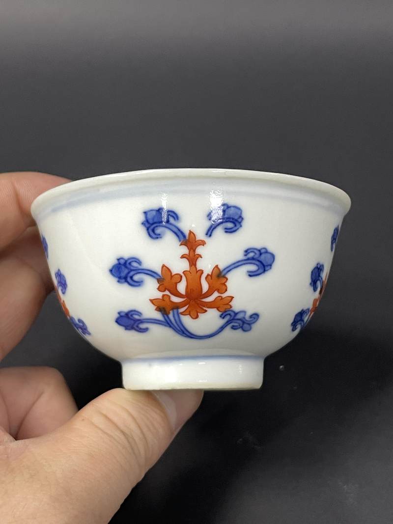 清宣统二年（1910年） 青花矾红折枝莲纹杯一对 - 图2