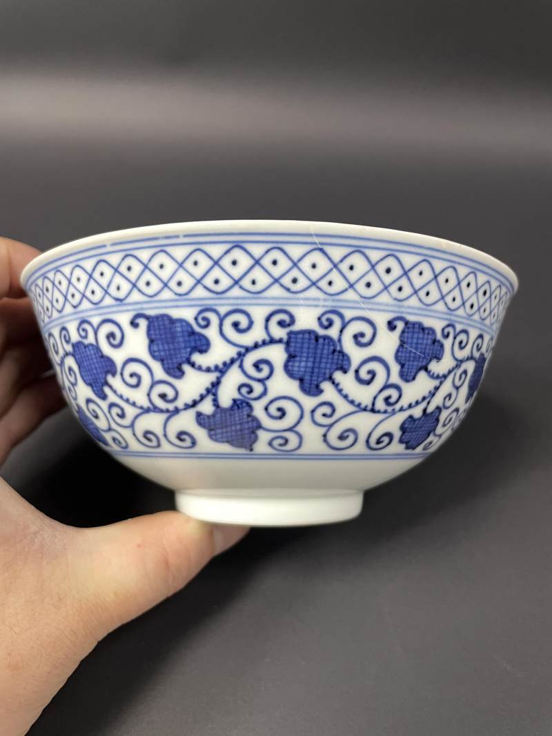 清嘉庆 仿明青花内荷塘图外缠枝苜蓿花卉纹碗 - 图2