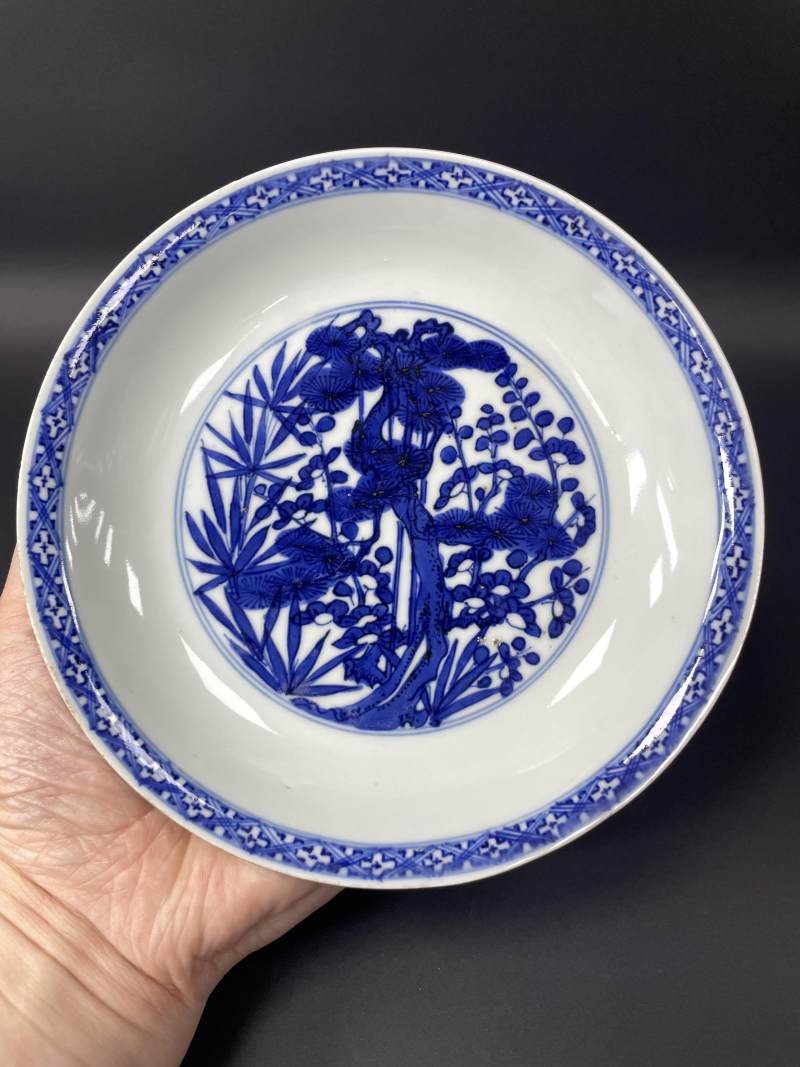 明万历 青花内岁寒三友图外缠枝莲纹盘 - 图2