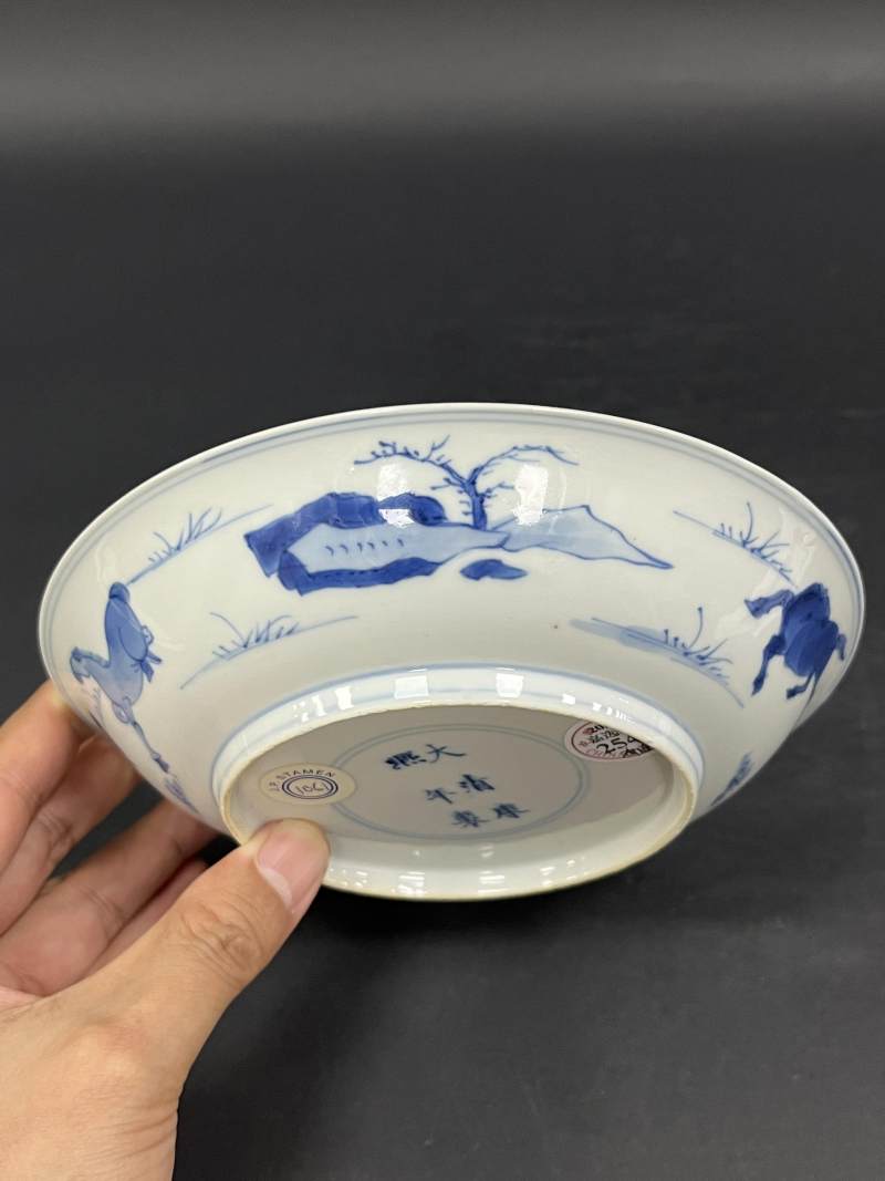 清康熙 青花八骏图盘 - 图5