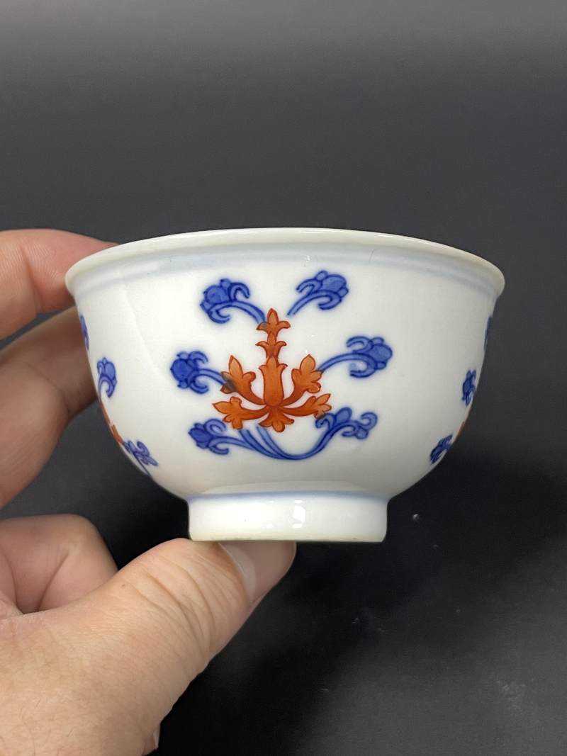 清宣统二年（1910年） 青花矾红折枝莲纹杯一对 - 图3