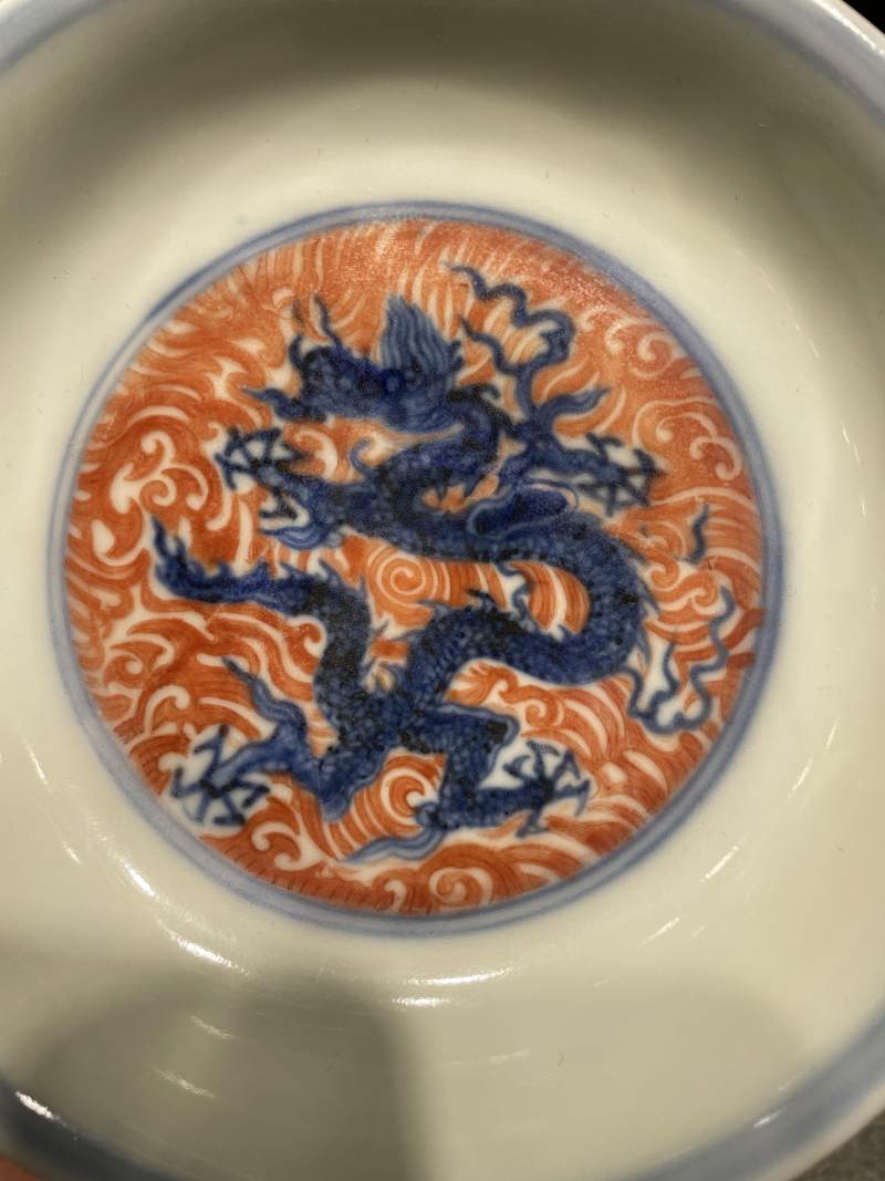 明成化 青花矾红海水龙纹盘 - 图3