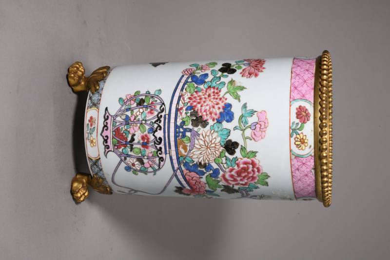 清乾隆 粉彩瓶花博古图花插 - 图2