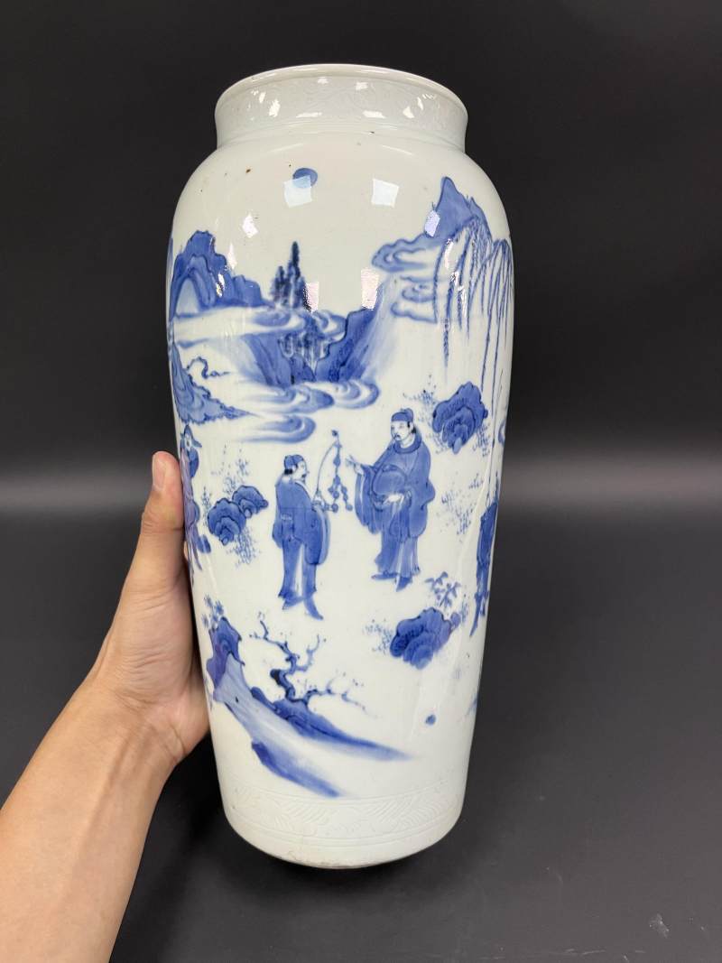 明崇祯 青花张骞出西域人物故事图筒瓶 - 图3