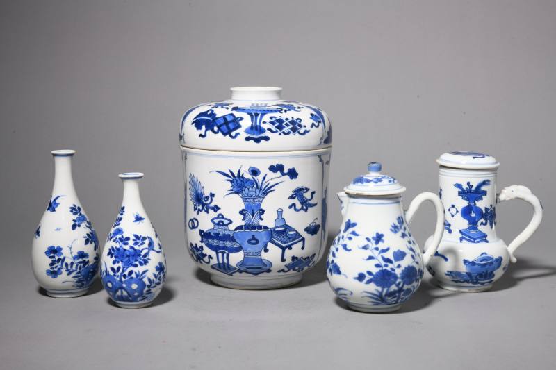 清康熙 青花花鸟纹、博古图执壶、胆瓶、盖缸五件 - 图2