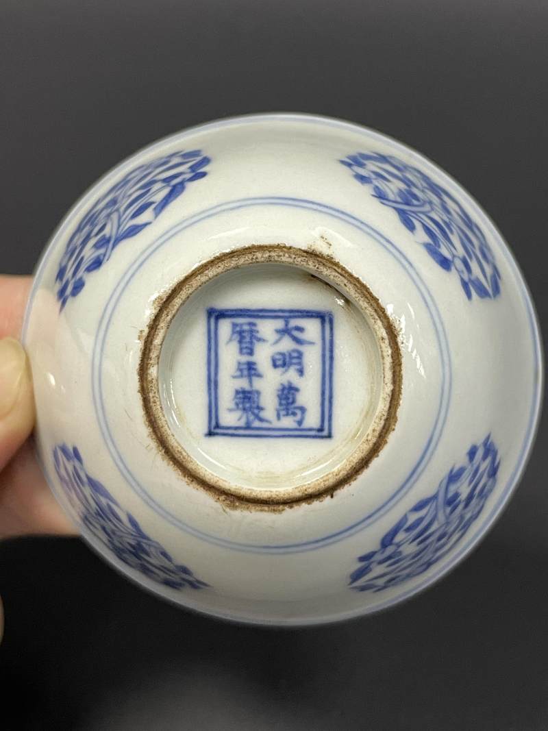 清乾隆 仿万历青花团花纹卧足杯 - 图8