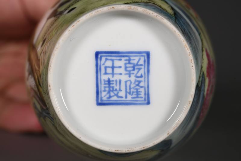 民国 粉彩骏马乐游诗文瓶一对 - 图3