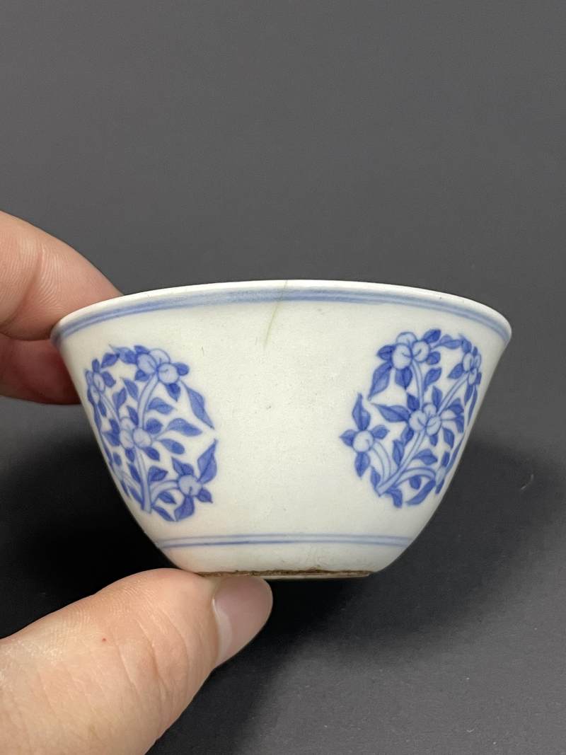 清乾隆 仿万历青花团花纹卧足杯 - 图9