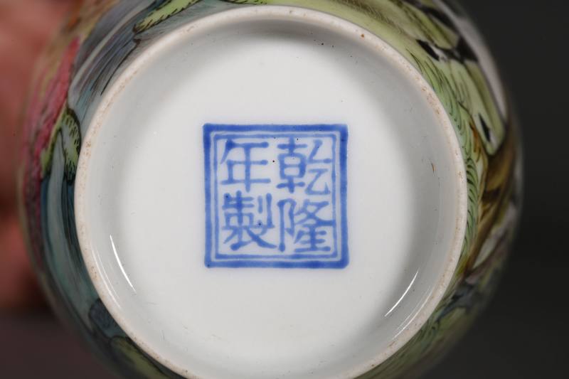 民国 粉彩骏马乐游诗文瓶一对 - 图4