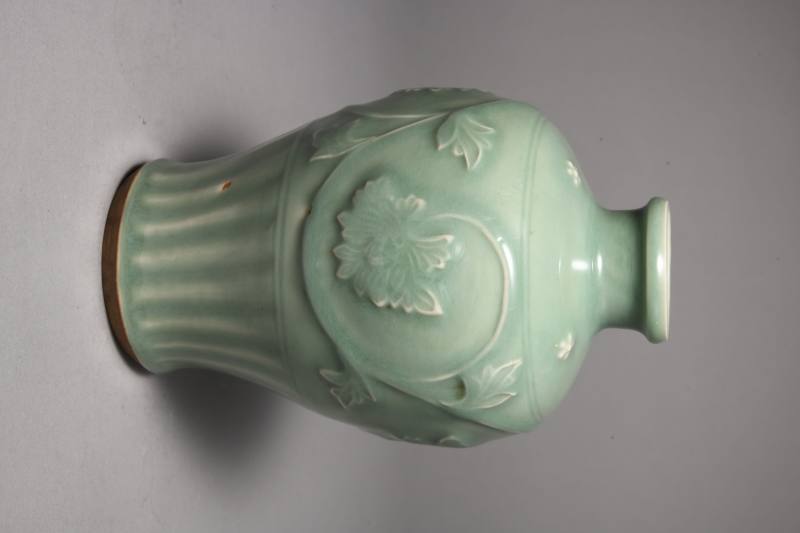 明 龙泉窑青釉缠枝花卉纹梅瓶 - 图2