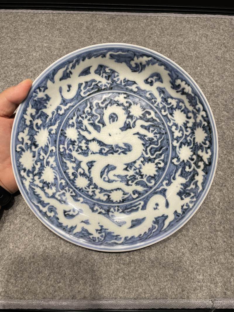 明宣德 青花留白暗刻穿花龙纹盘 - 图2
