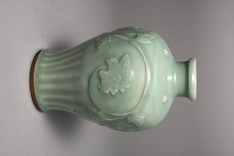明 龙泉窑青釉缠枝花卉纹梅瓶 - 图3