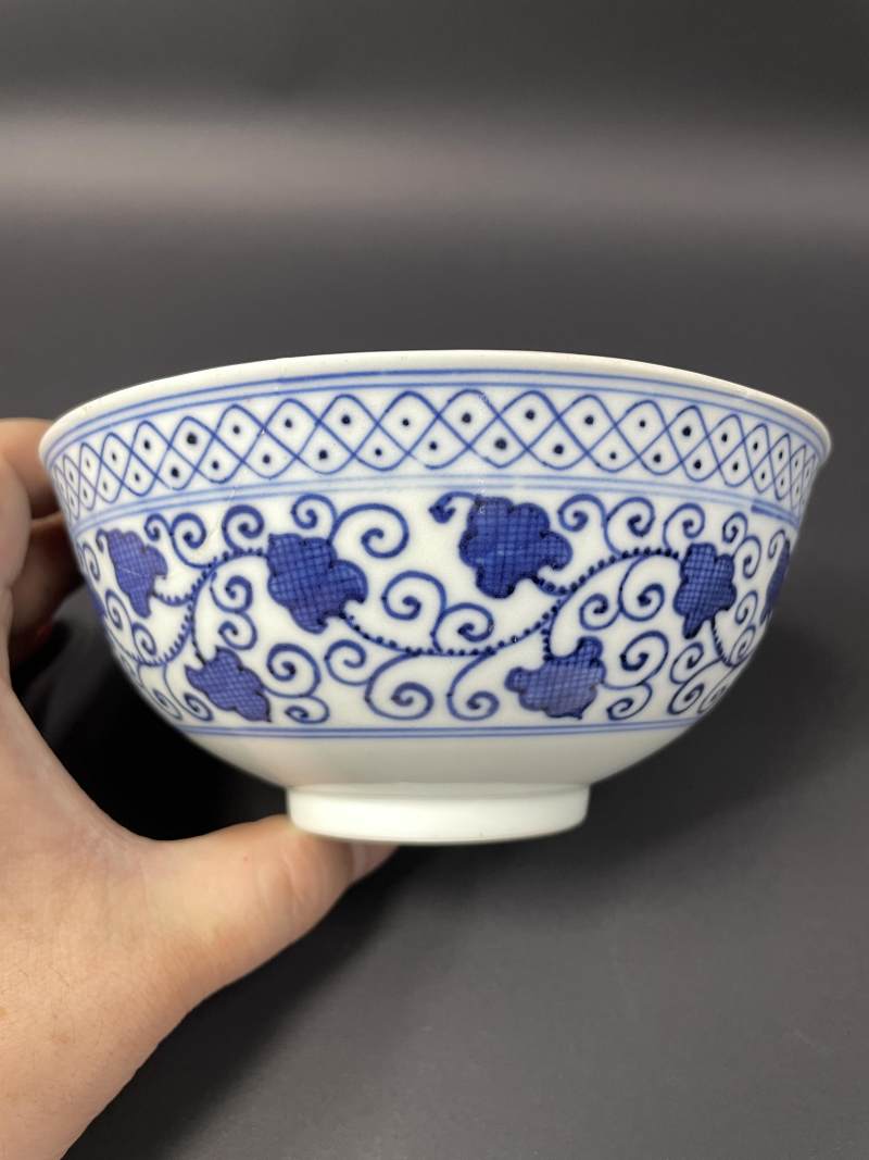 清嘉庆 仿明青花内荷塘图外缠枝苜蓿花卉纹碗 - 图3