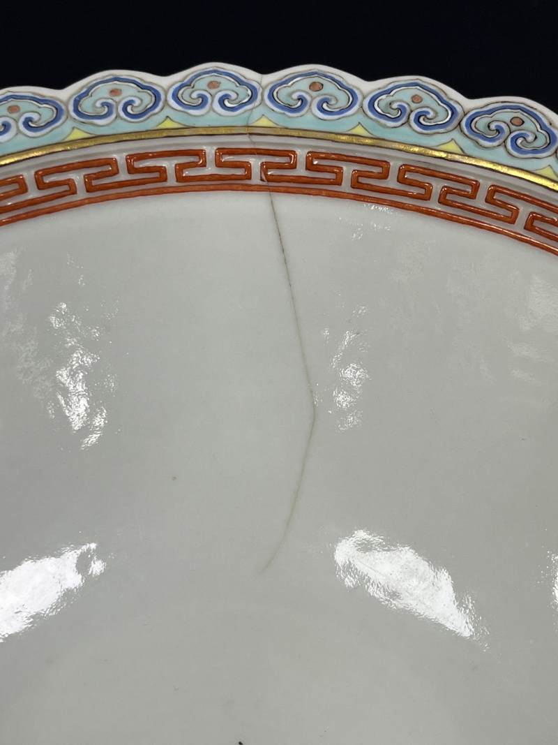 清乾隆 洋彩浮雕如意云头矾红描金福寿绵长图花口斗笠大碗 - 图8