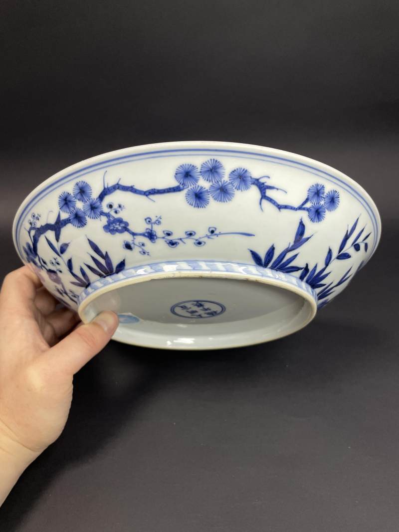清康熙 仿宣德青花缠枝灵芝开光岁寒三友图大盘 - 图9