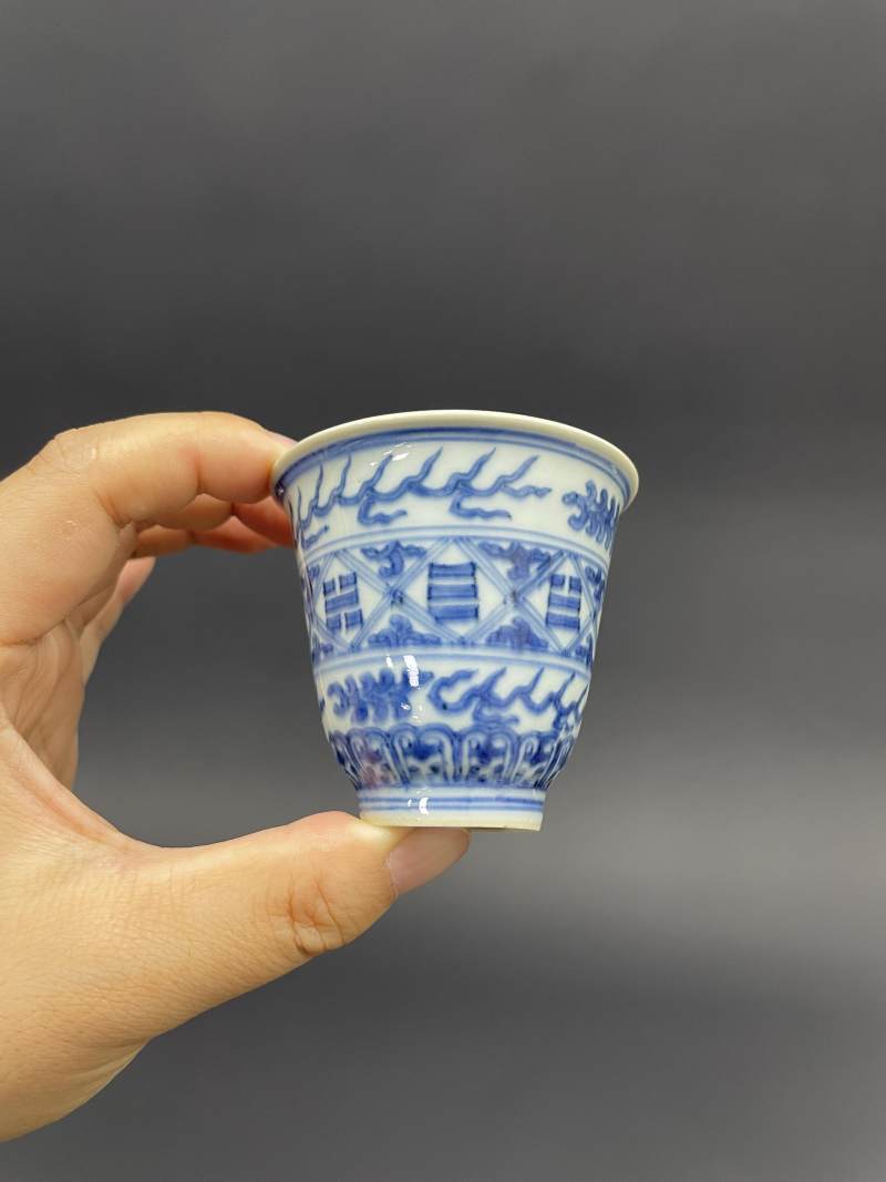 清康熙 仿嘉靖青花八卦纹铃铛杯 - 图2