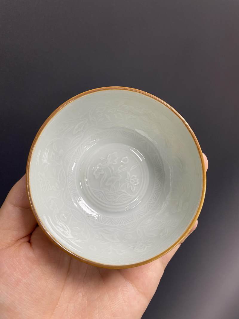 清康熙 白釉印花一路莲科图小碗 - 图2
