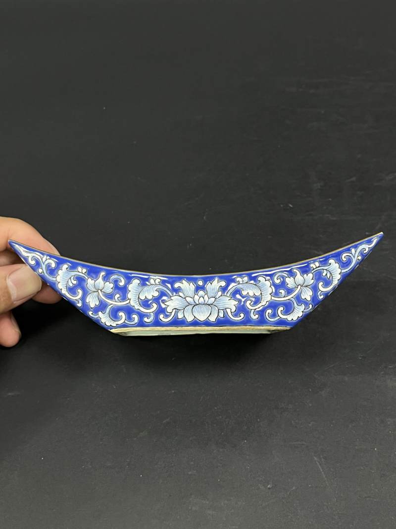 清嘉庆 蓝地洋彩缠枝莲纹茶船八只 - 图51
