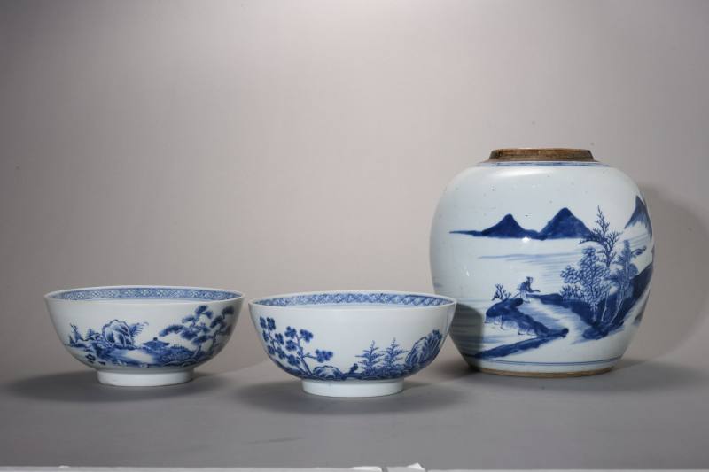 清乾隆 青花山水人物纹大碗、罐三只 - 图2