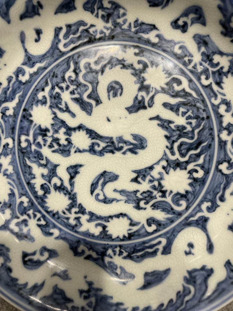 明宣德 青花留白暗刻穿花龙纹盘 - 图3