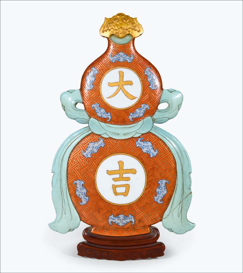 清乾隆 珊瑚红描金锦地粉彩五蝠开光“大吉”福禄瓷板挂屏