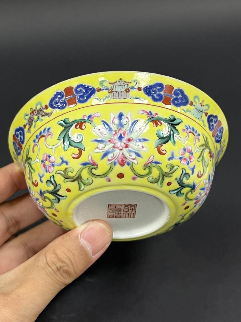清道光 黄地洋彩缠枝莲八宝纹折沿卧足碗 - 图3