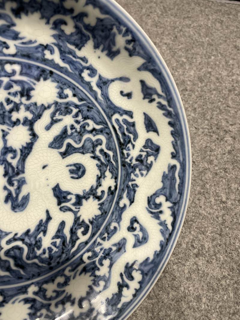 明宣德 青花留白暗刻穿花龙纹盘 - 图4