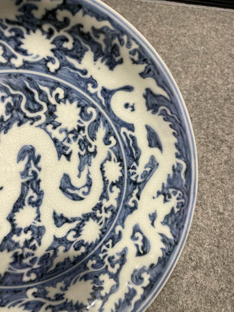 明宣德 青花留白暗刻穿花龙纹盘 - 图5