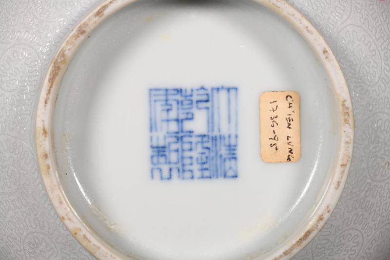 清晚期 白地轧道粉彩太狮少狮图碗 - 图4
