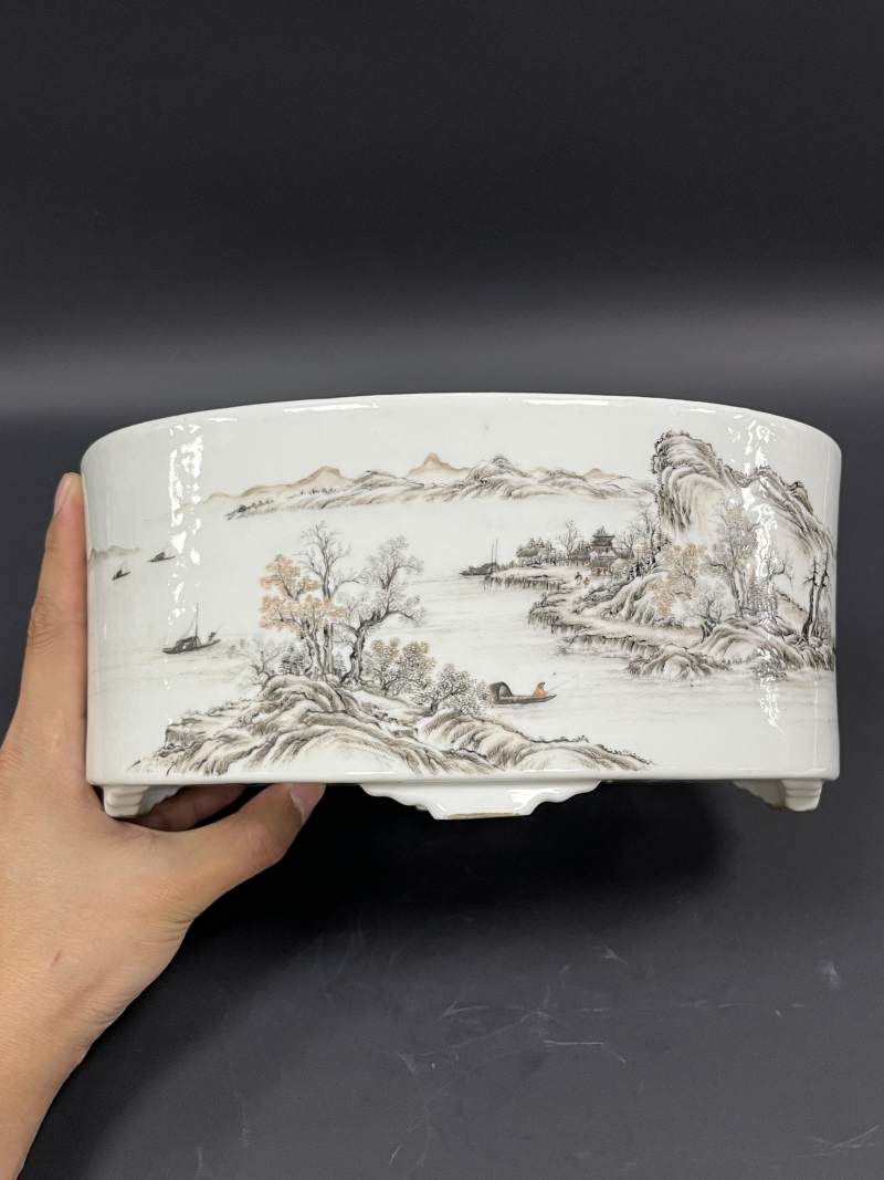 民国 矾红墨彩山水人物纹椭圆花盆一对 - 图5