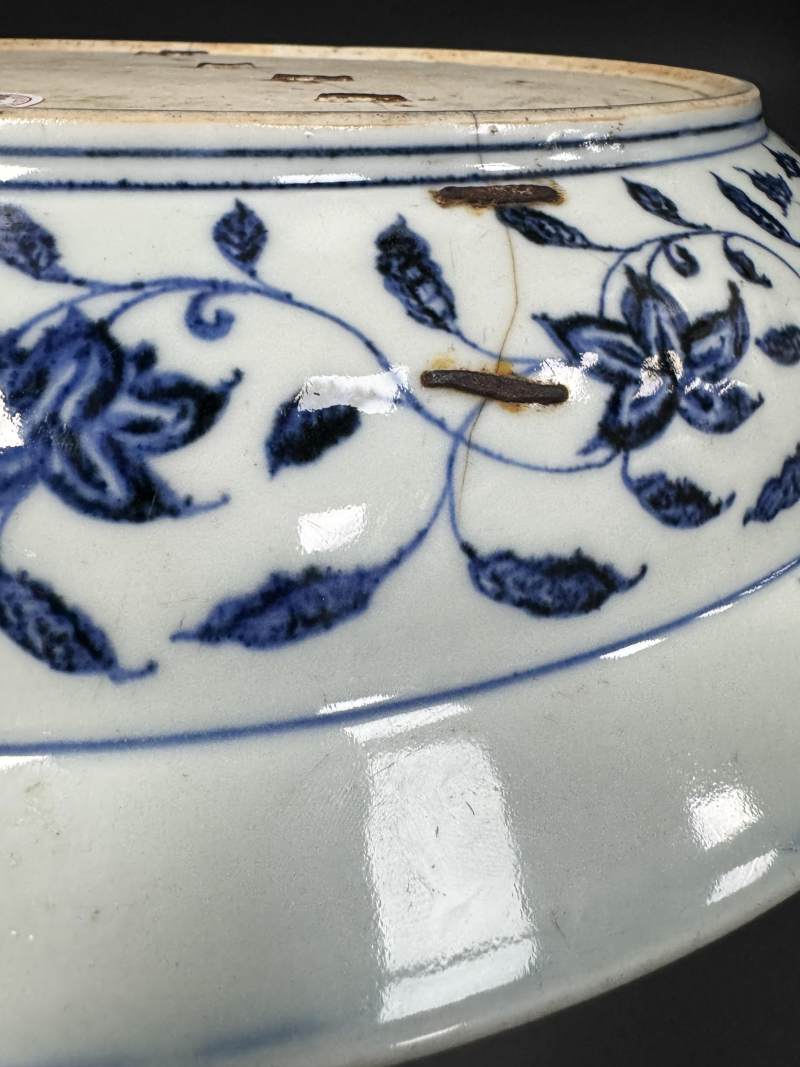 明永乐 青花一把莲纹折沿大盘 - 图21